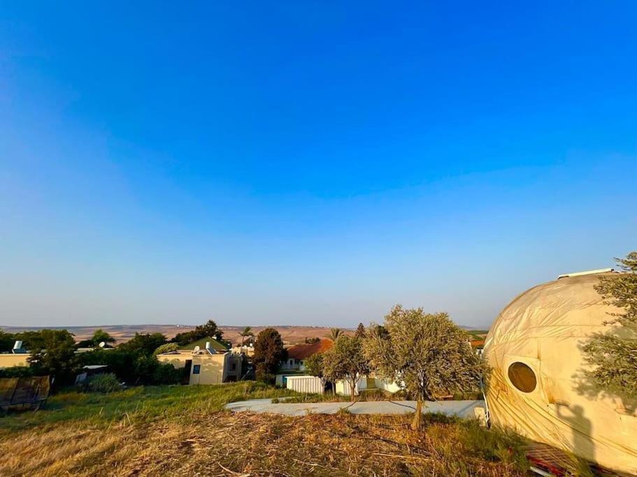 Olive Dome - כיפה גיאודזית ענקית ומודרנית בין עצי הזית Yavneʼel Exterior foto